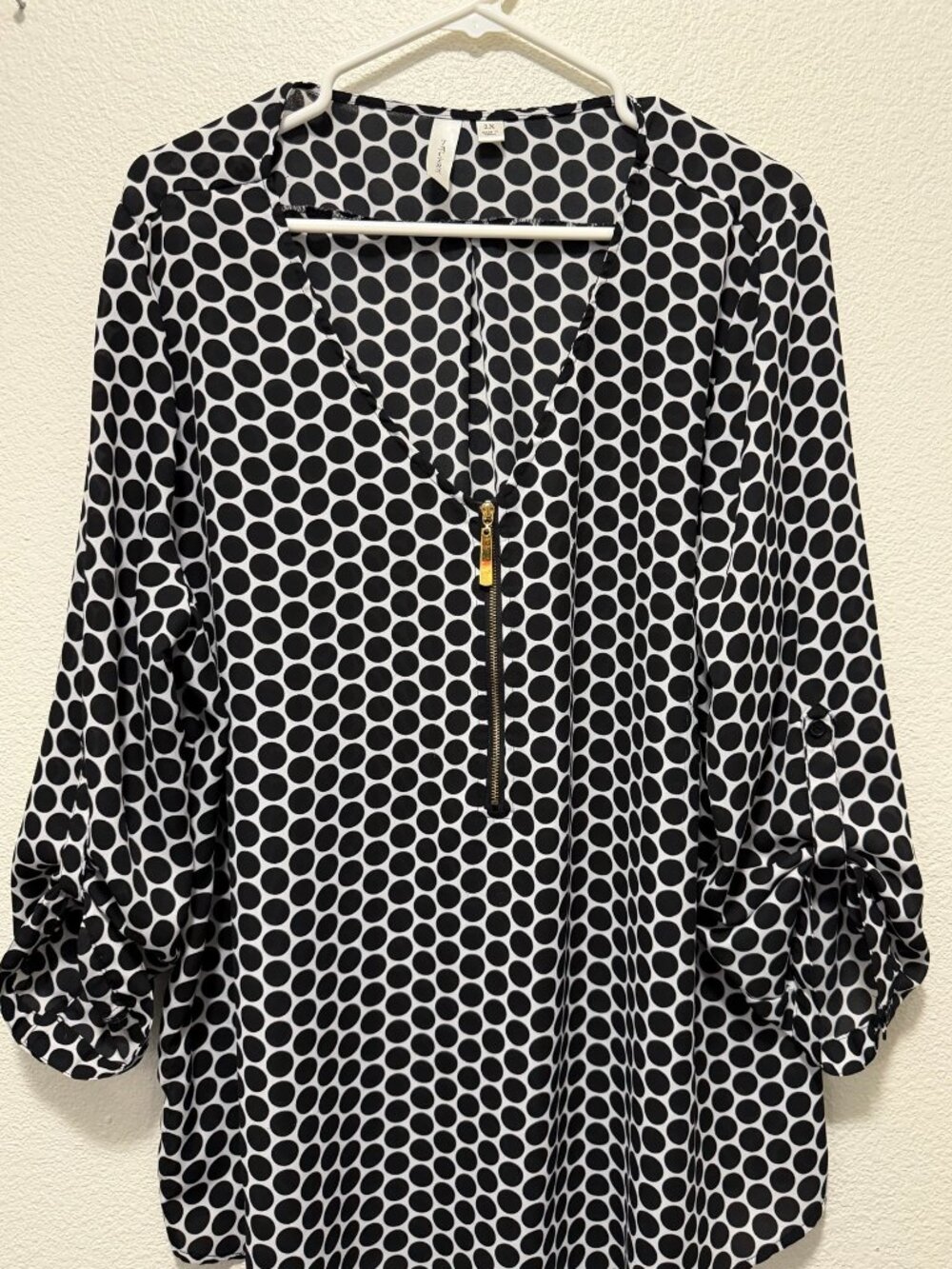 Tacera black and white polka dot lightweight blouse, v-neck, front zipper, 2X